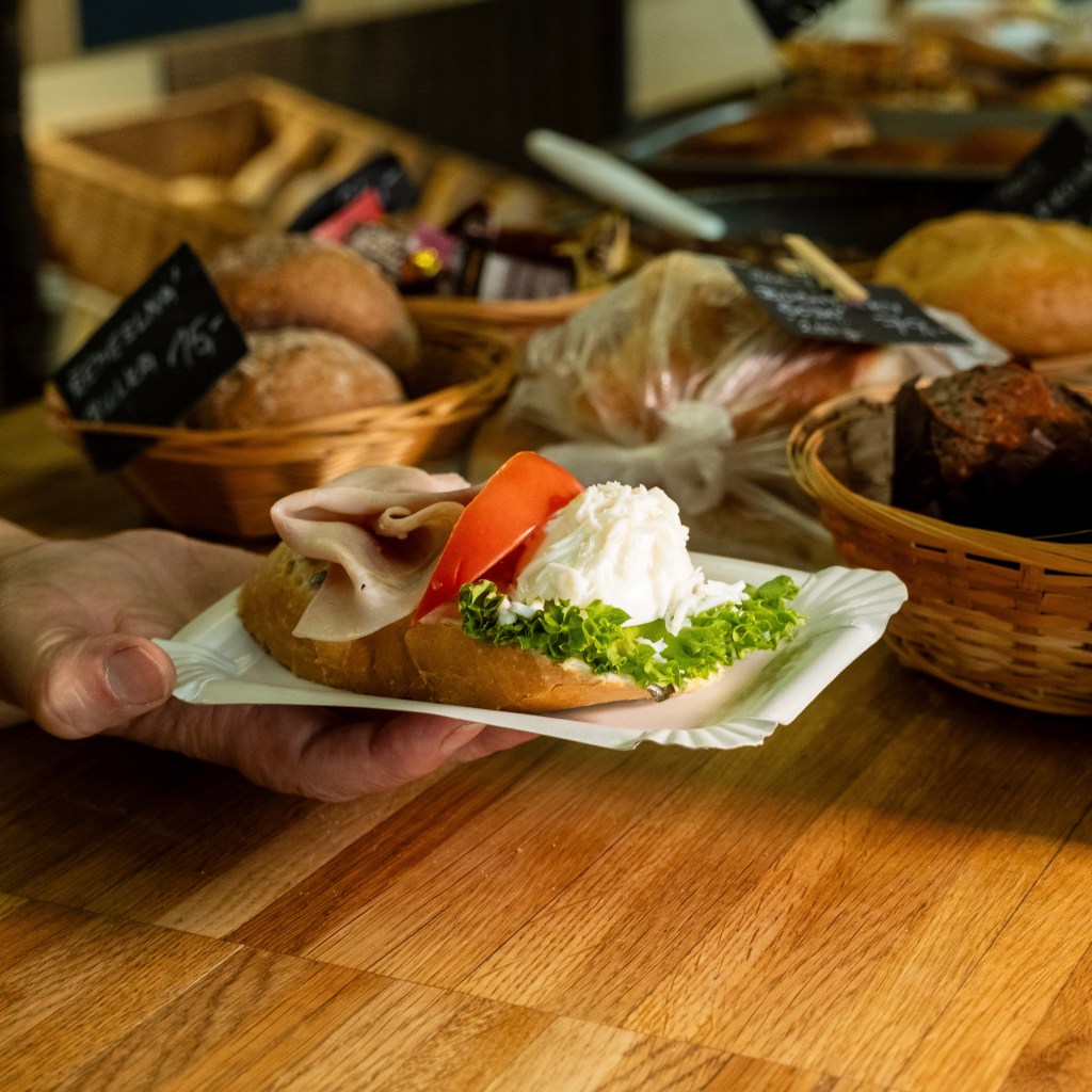 Nabídka lahůdek a chlebíčků